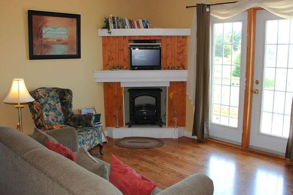 Whispering Waves Cottages Shelburne Exterior photo